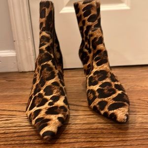 Banana Republic size 91/2 leopard print hotties. Side zipper heel height 31/2
